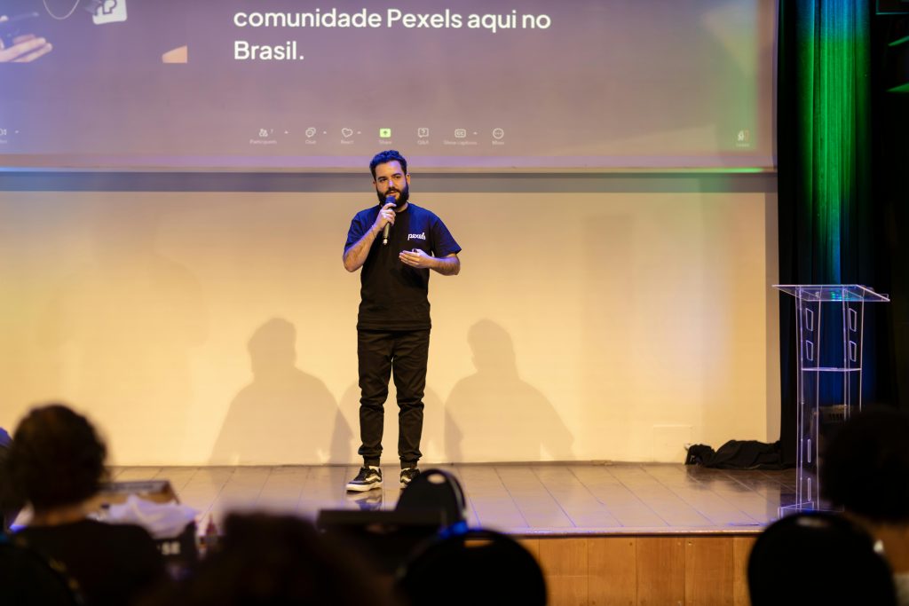 A brazil man speaking in conference